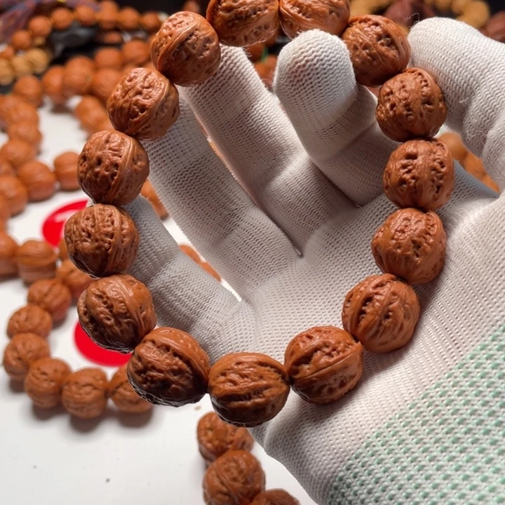 野生秋籽小核桃福娃