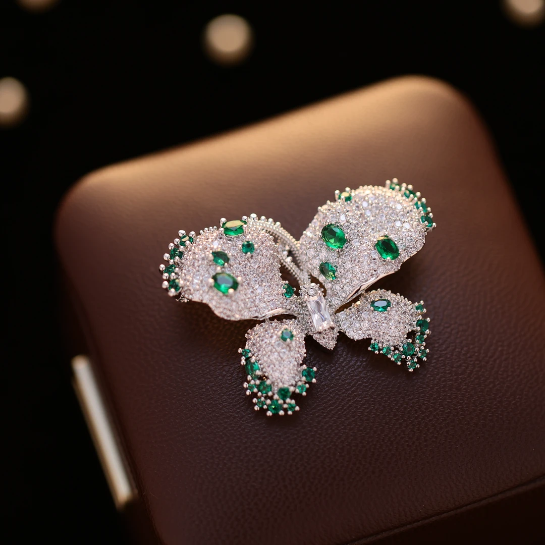 铜合金仿水晶胸针 澜七-经典百搭大气轻奢-小翠蝶蝴蝶胸针J1202