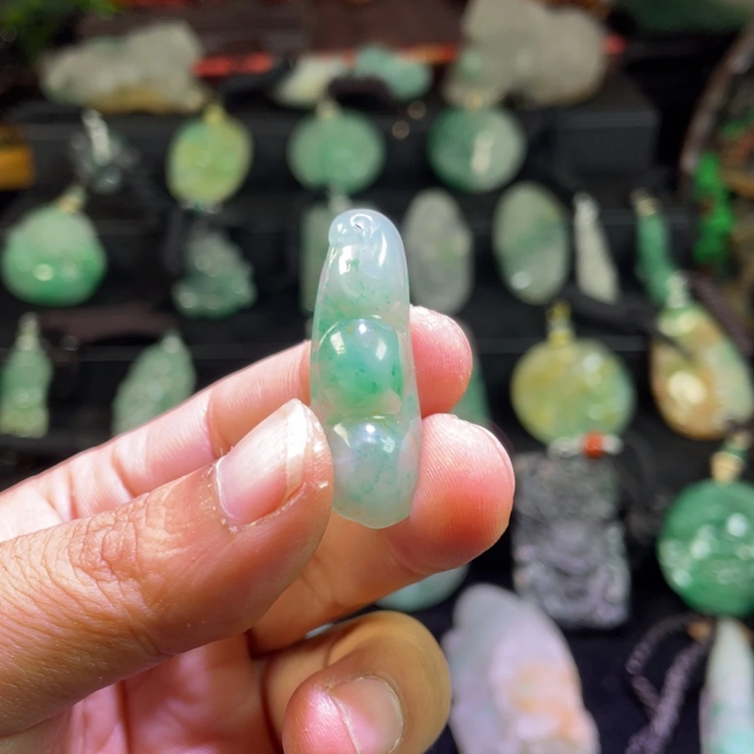 石英质玉（非洲翠）未镶嵌颈饰