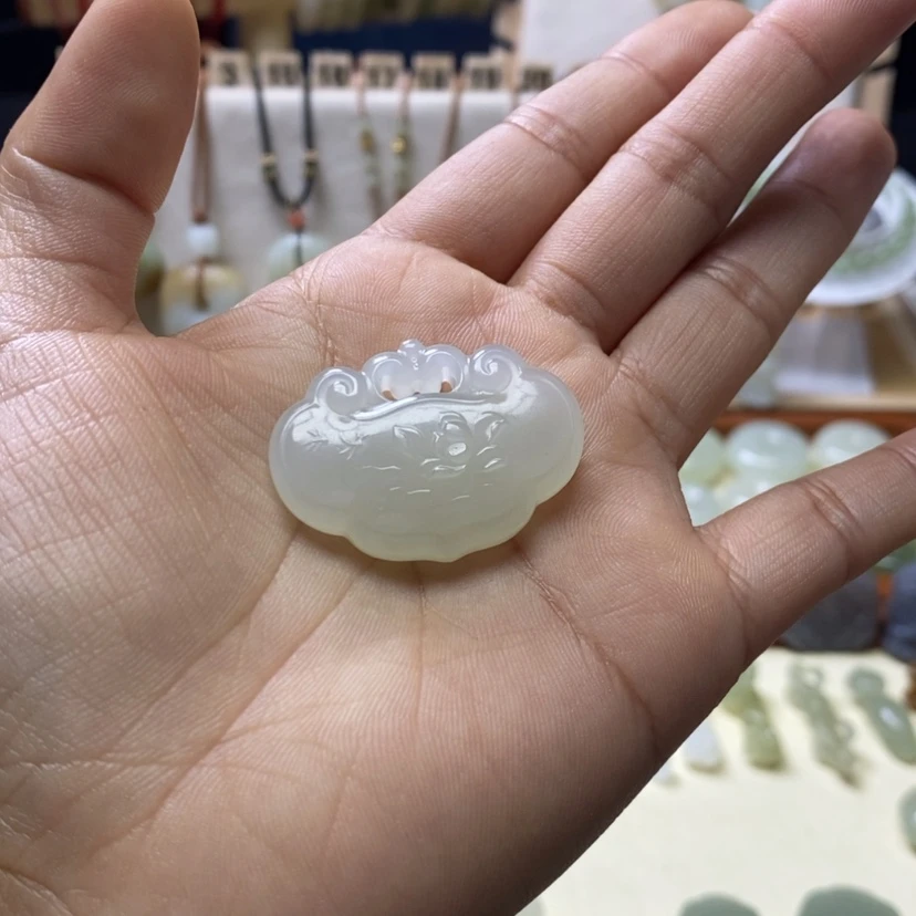 【闪购商品】和田玉颈饰未镶嵌几***?