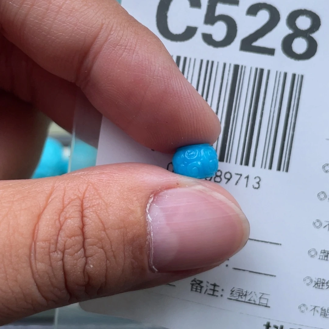 绿松石未镶嵌颈饰欣*?