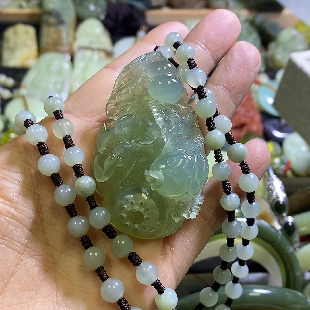 岫玉未镶嵌颈饰一个