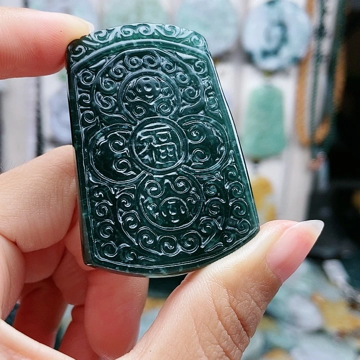 颈饰足铂镶嵌翡翠翡翠