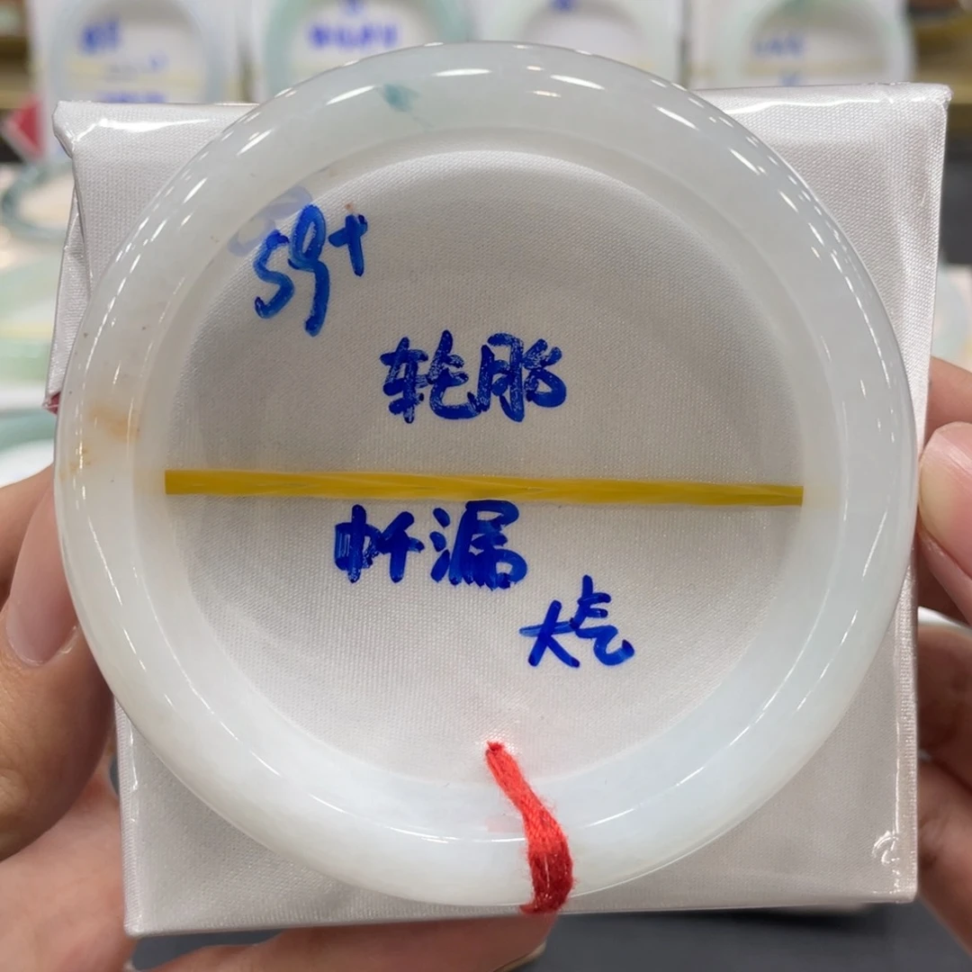 翡翠手镯未镶嵌翡翠手镯
