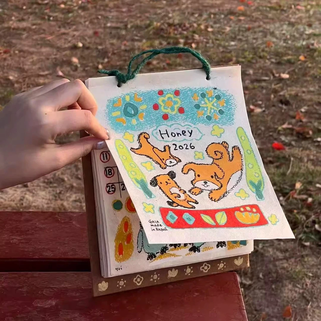 2026年尼泊尔日历小狗涂鸦插画手工纸可立可挂一月一页台历挂历