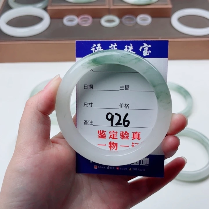 未镶嵌手镯石英质玉可****…