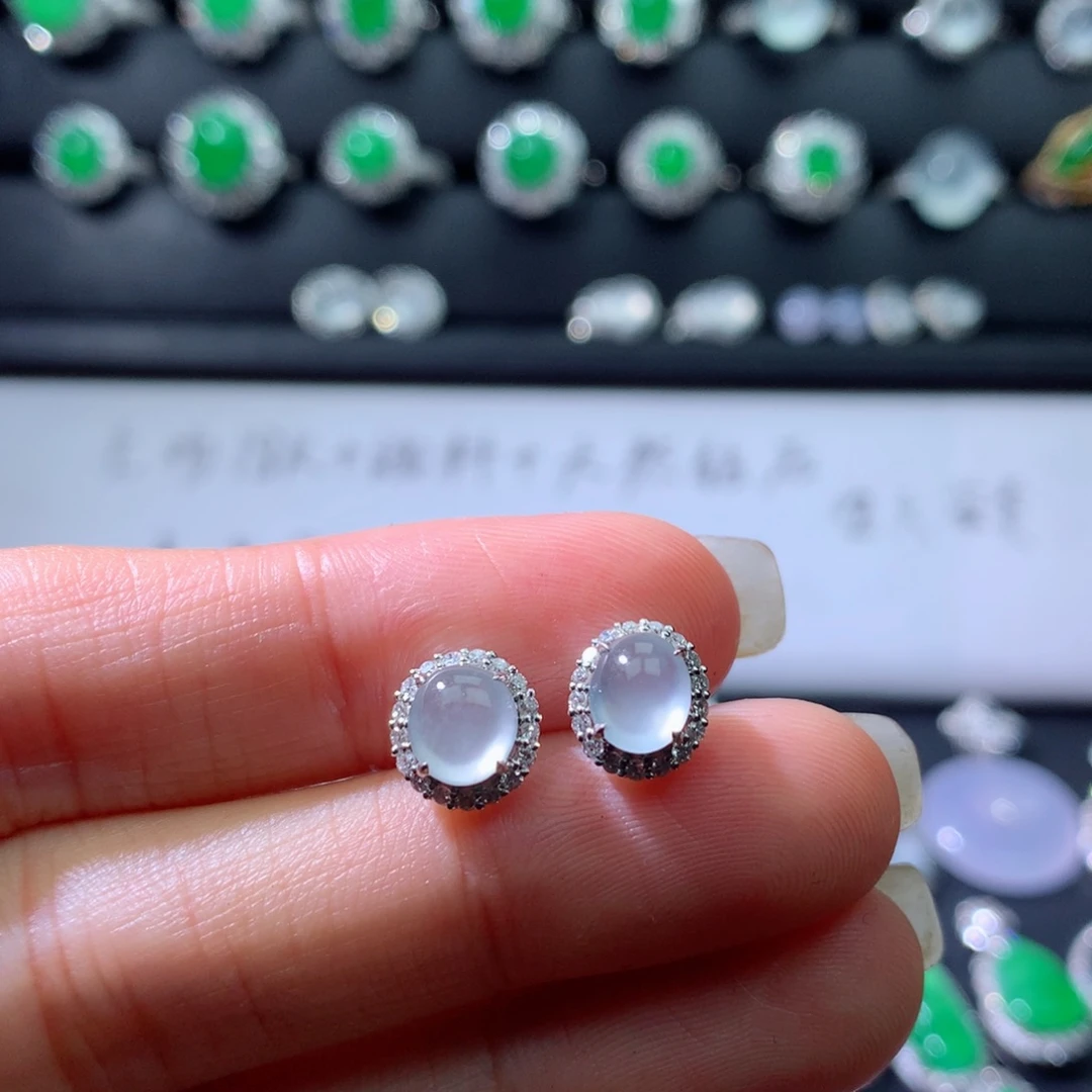 18K金镶嵌翡翠耳饰伴钻