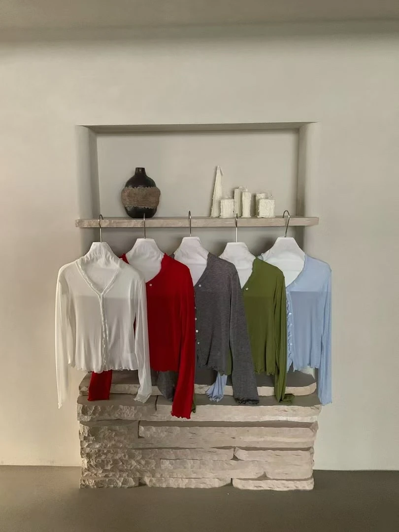 木耳边长袖纽扣上衣