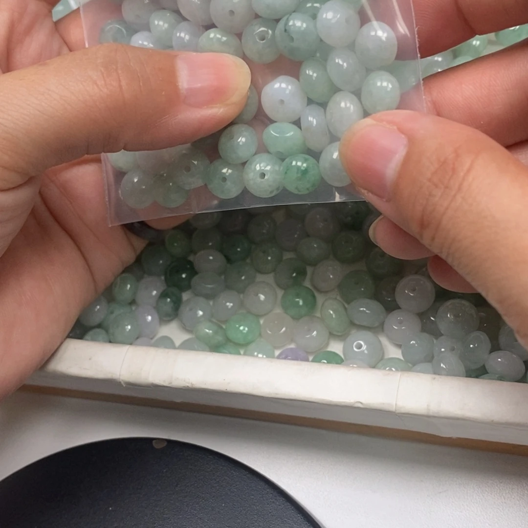 翡翠未镶嵌颈饰?**?翡翠吊坠