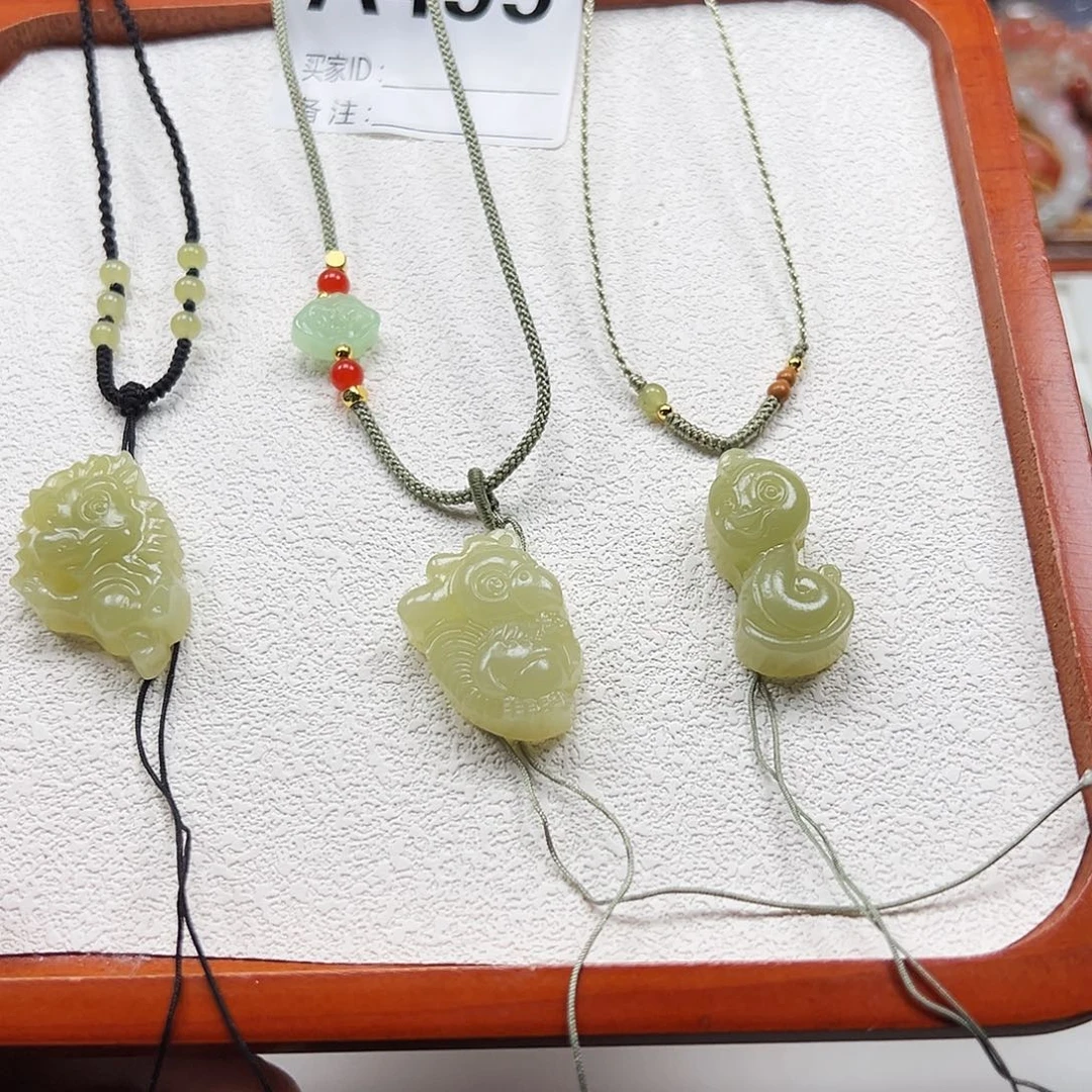 এ****石英质玉合金颈饰