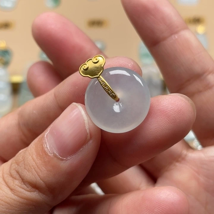 翡翠18K金镶嵌颈饰平安扣