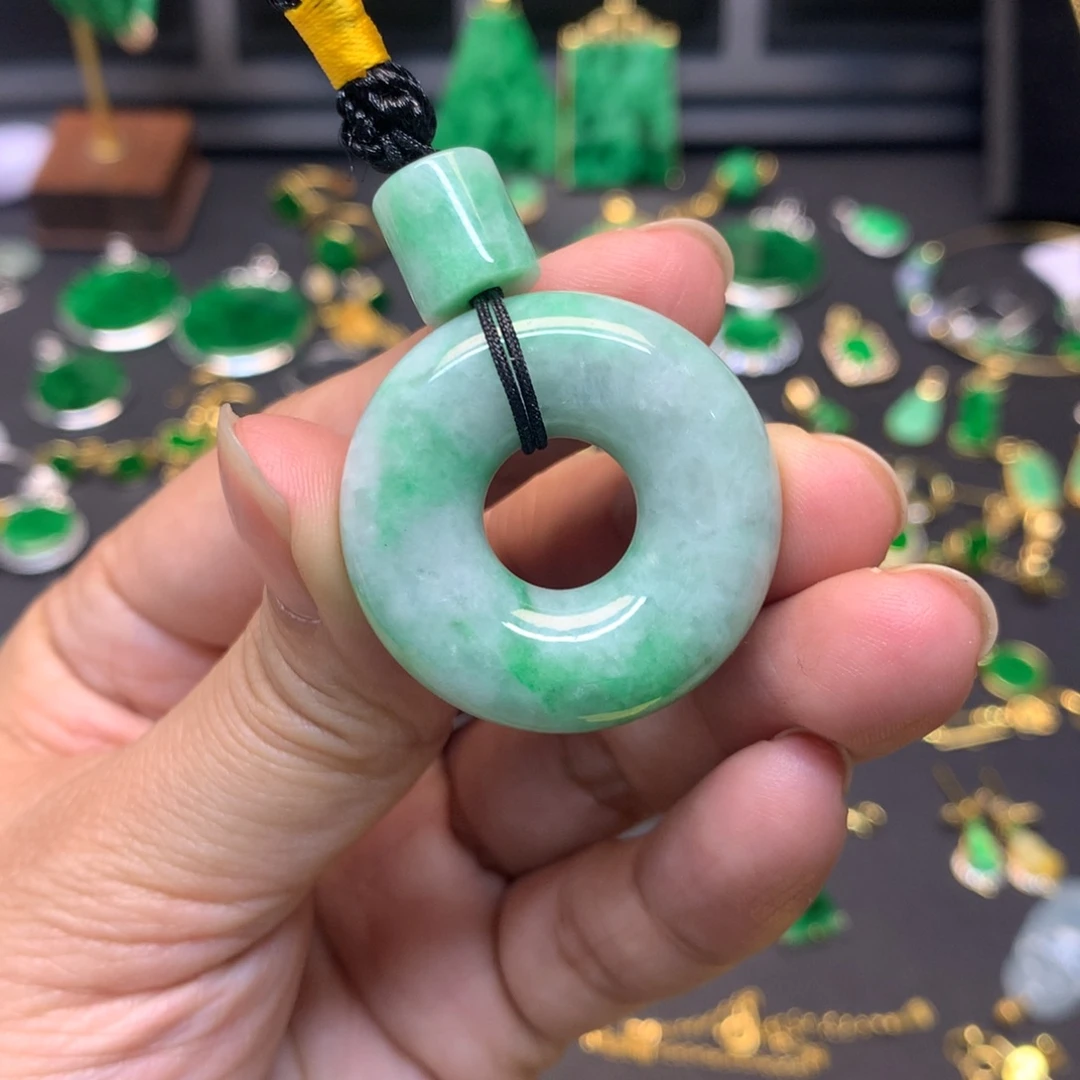 翡翠未镶嵌颈饰有纹