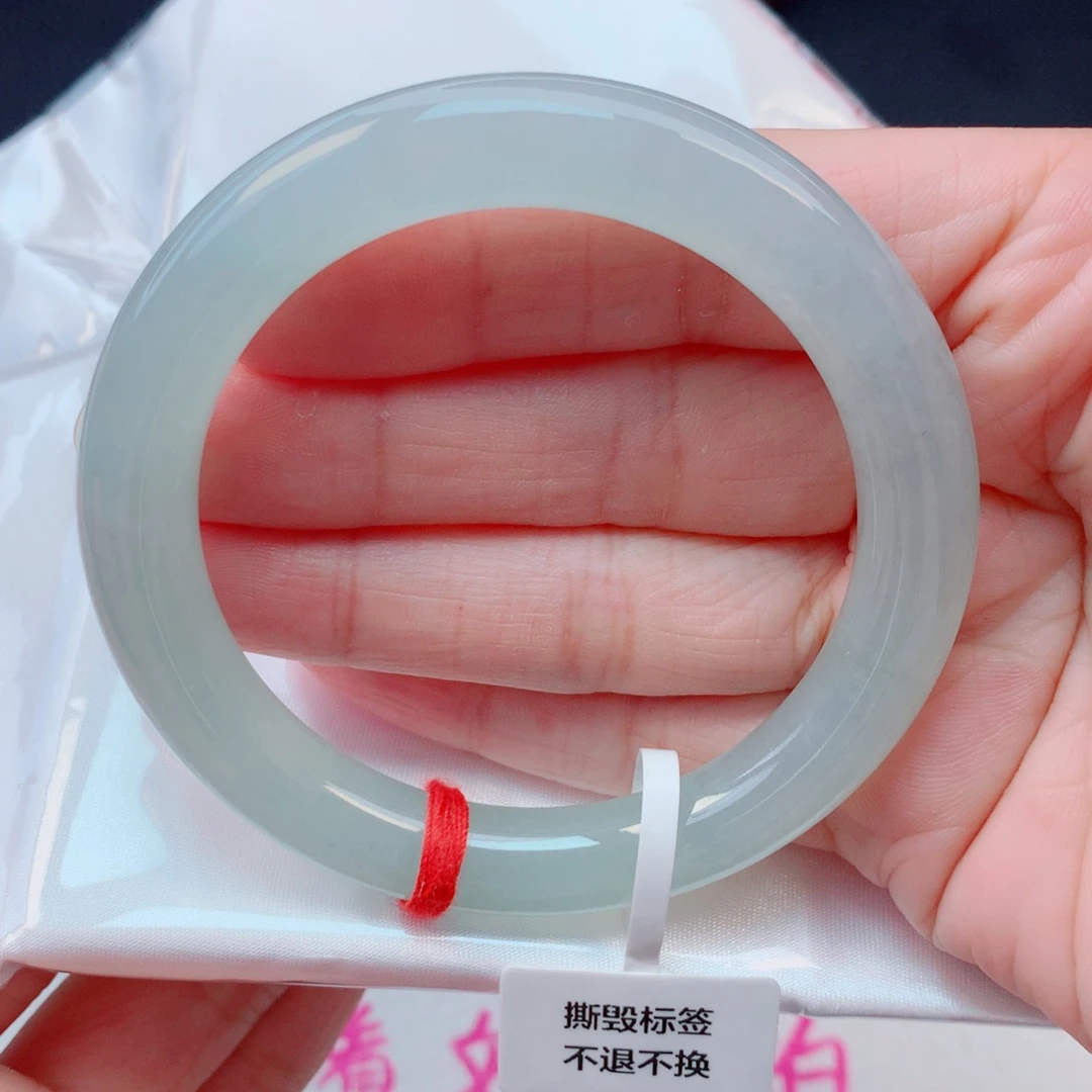翡翠未镶嵌手镯55圆条 细糯冰起胶淡绿底有棉