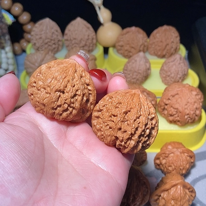 文玩核桃吊坠虎头王