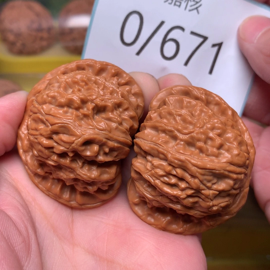 文玩核桃把件红皮闷白43