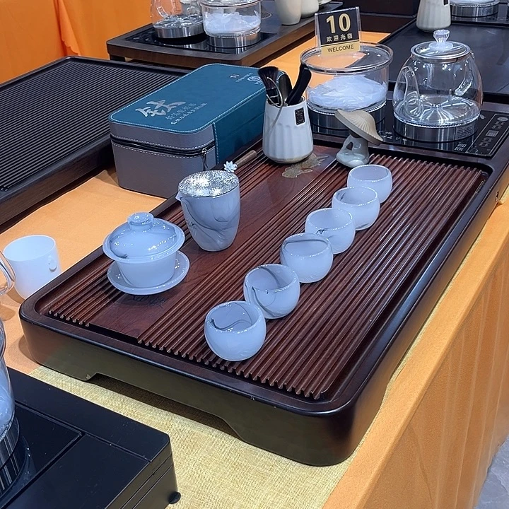 茶盘上放满油的东西是真的