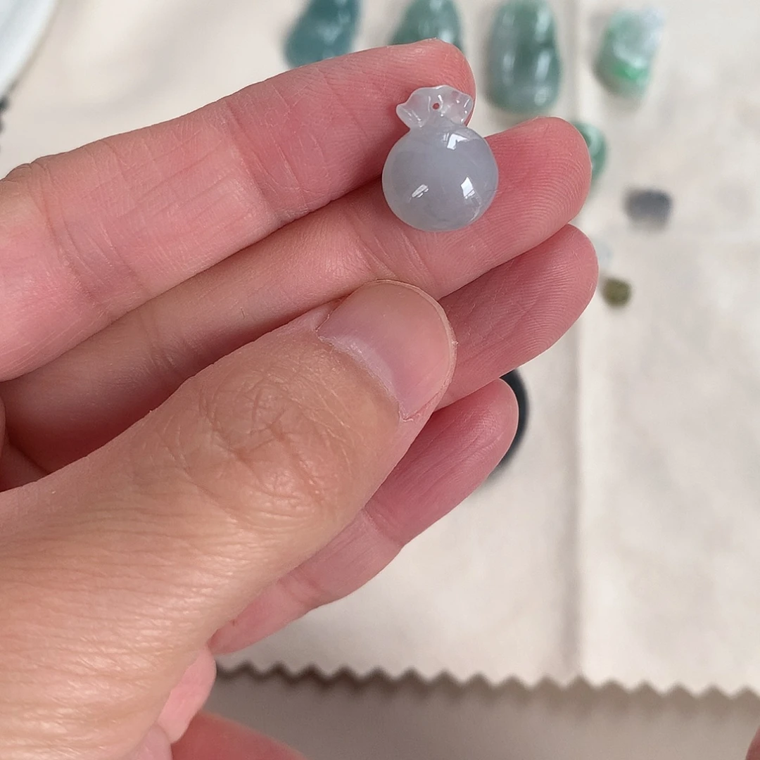 翡翠未镶嵌颈饰钱袋