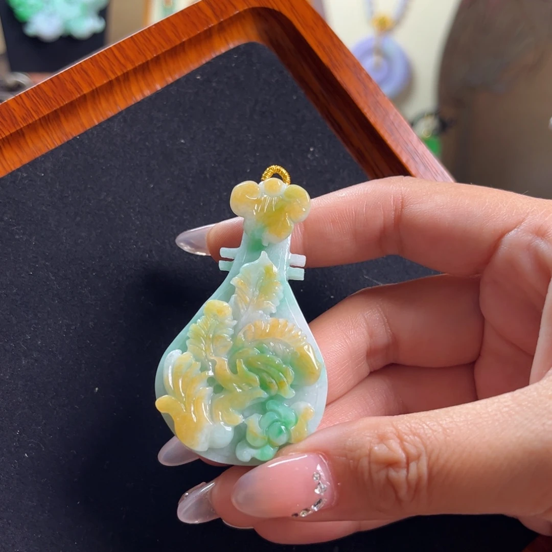 颈饰未镶嵌翡翠琵琶