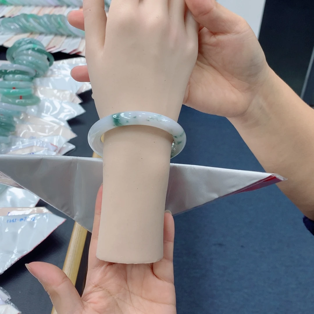 翡翠未镶嵌手镯48小时