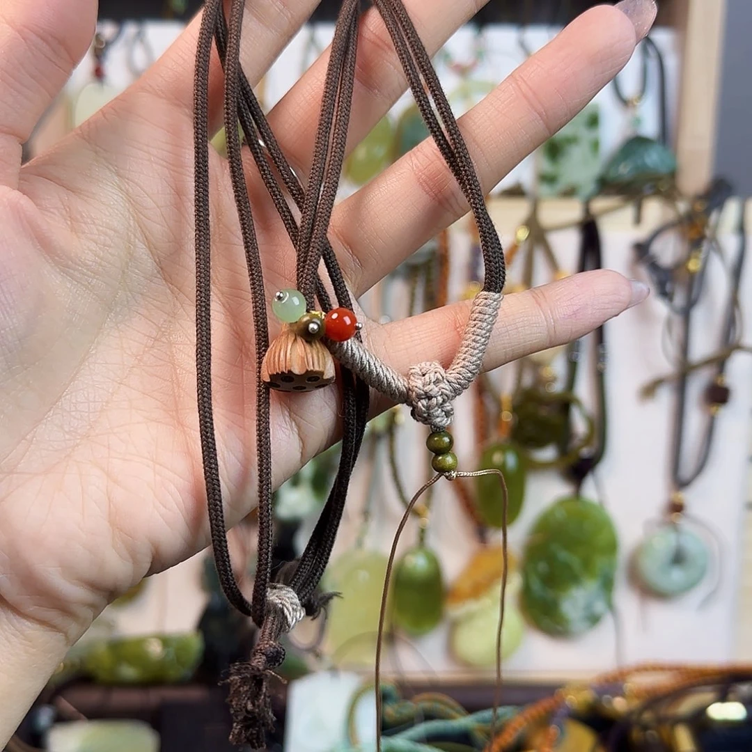 塔***德蛇纹石玉未镶嵌颈饰