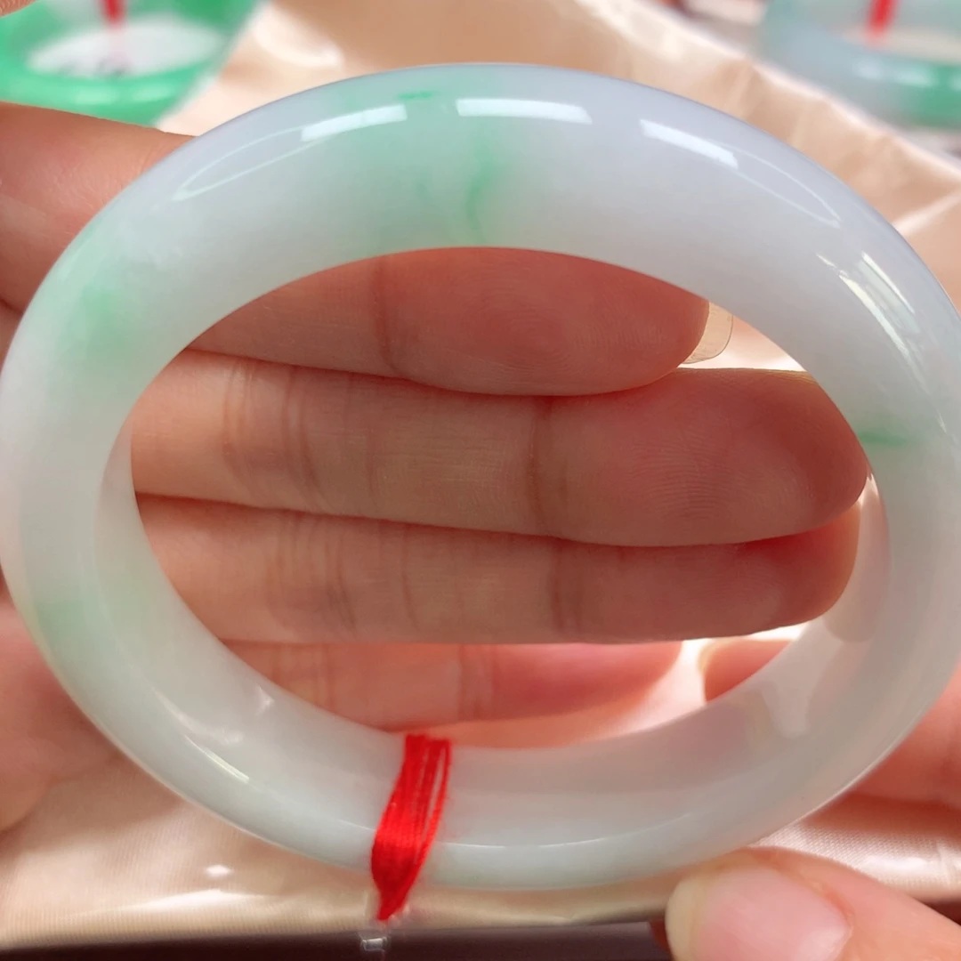 翡翠未镶嵌手镯冰胶白底青