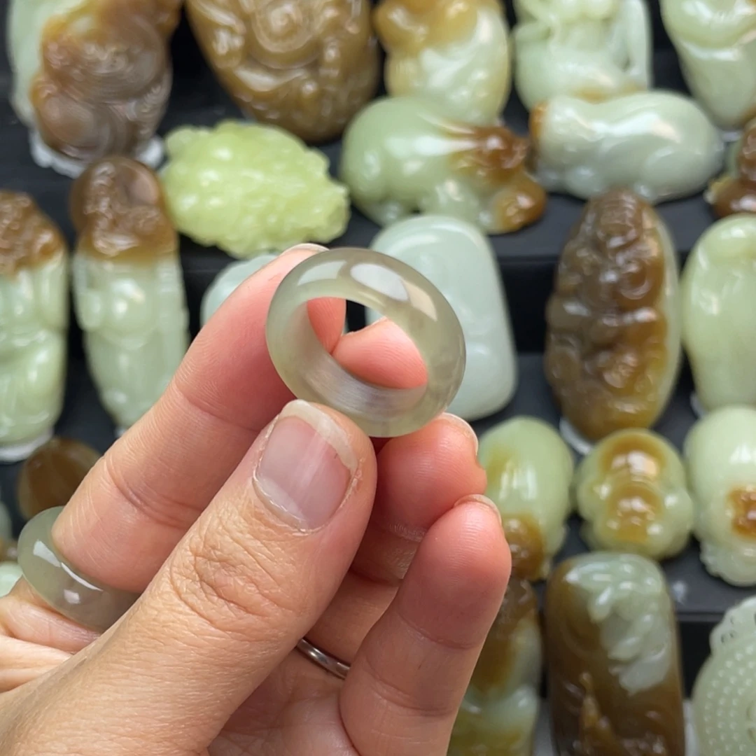 䜣***艺和田玉未镶嵌颈饰