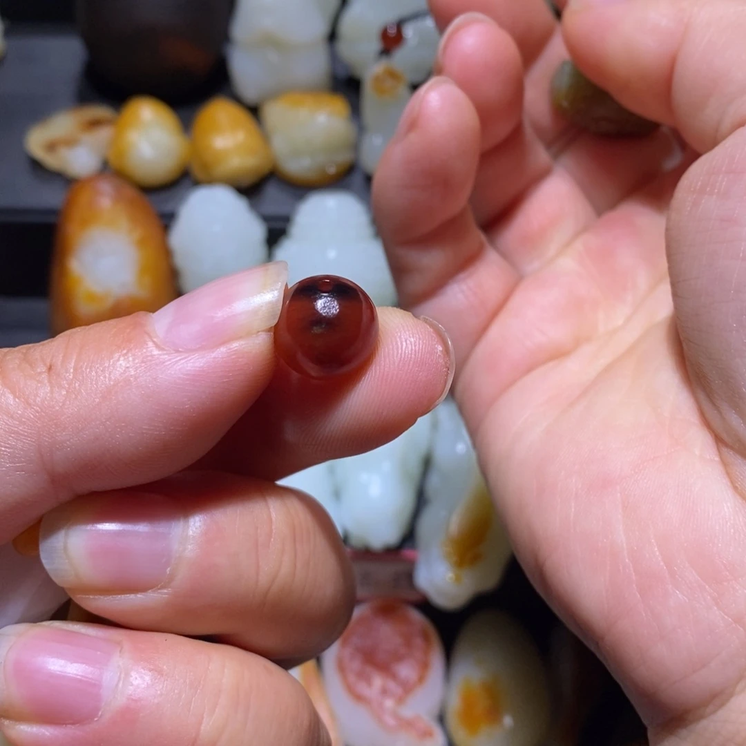 森***虎和田玉未镶嵌颈饰