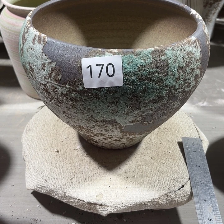 摆件陶高18，口19，有孔，170