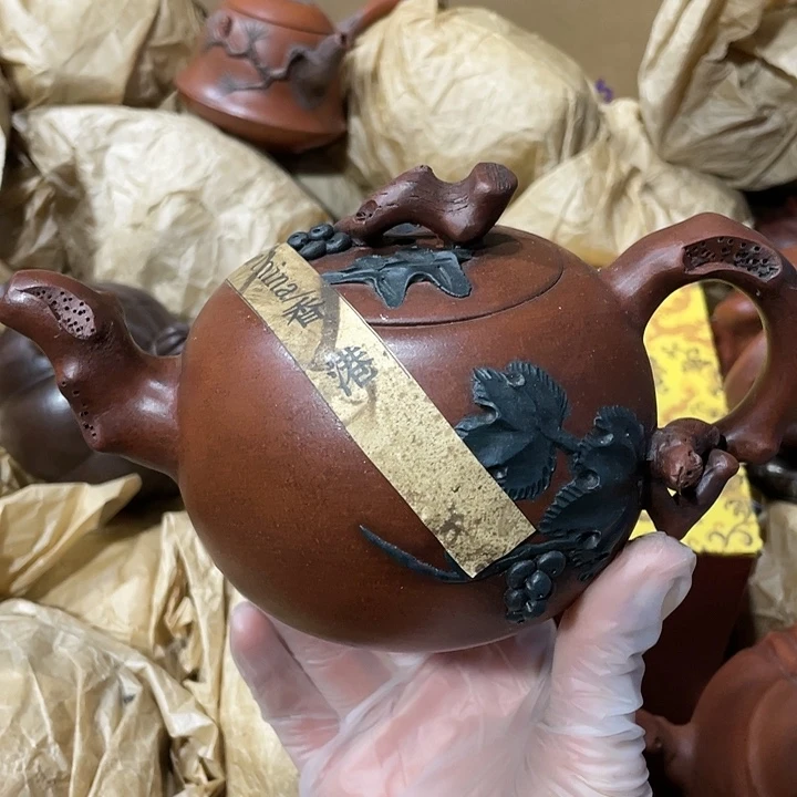 茶壶紫砂原矿泥料手工制作的一把紫砂壶。