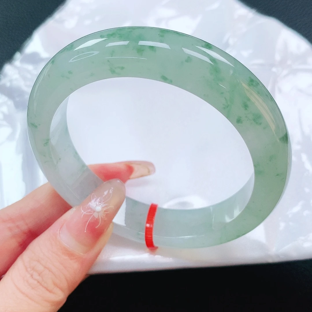 翡翠手镯未镶嵌55圈