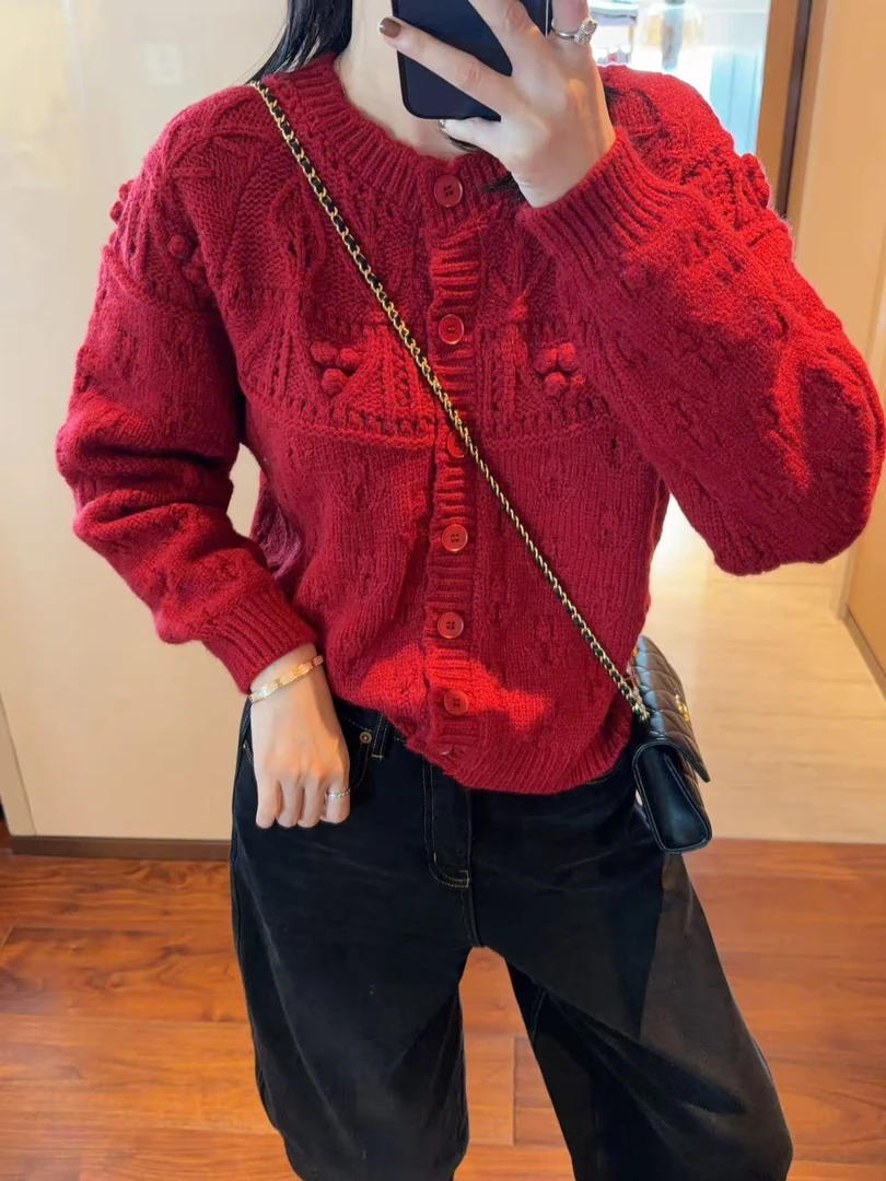 【张静芝】韩国新品~复古显瘦麻花纹路立体球球系扣针织红色毛衣
