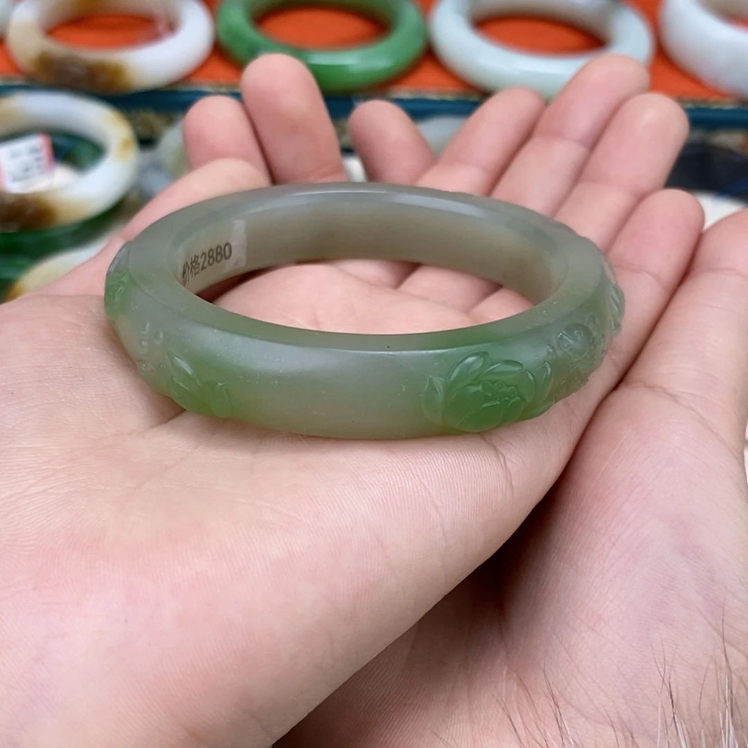 和田玉手镯 未镶嵌小*?
