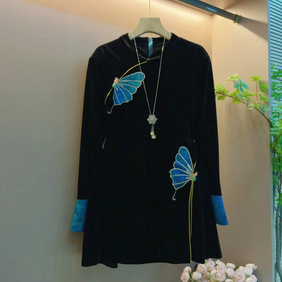 新款高级感中式蝴蝶刺绣显瘦丝绒气质宽松遮肉上衣（衣长80左右）