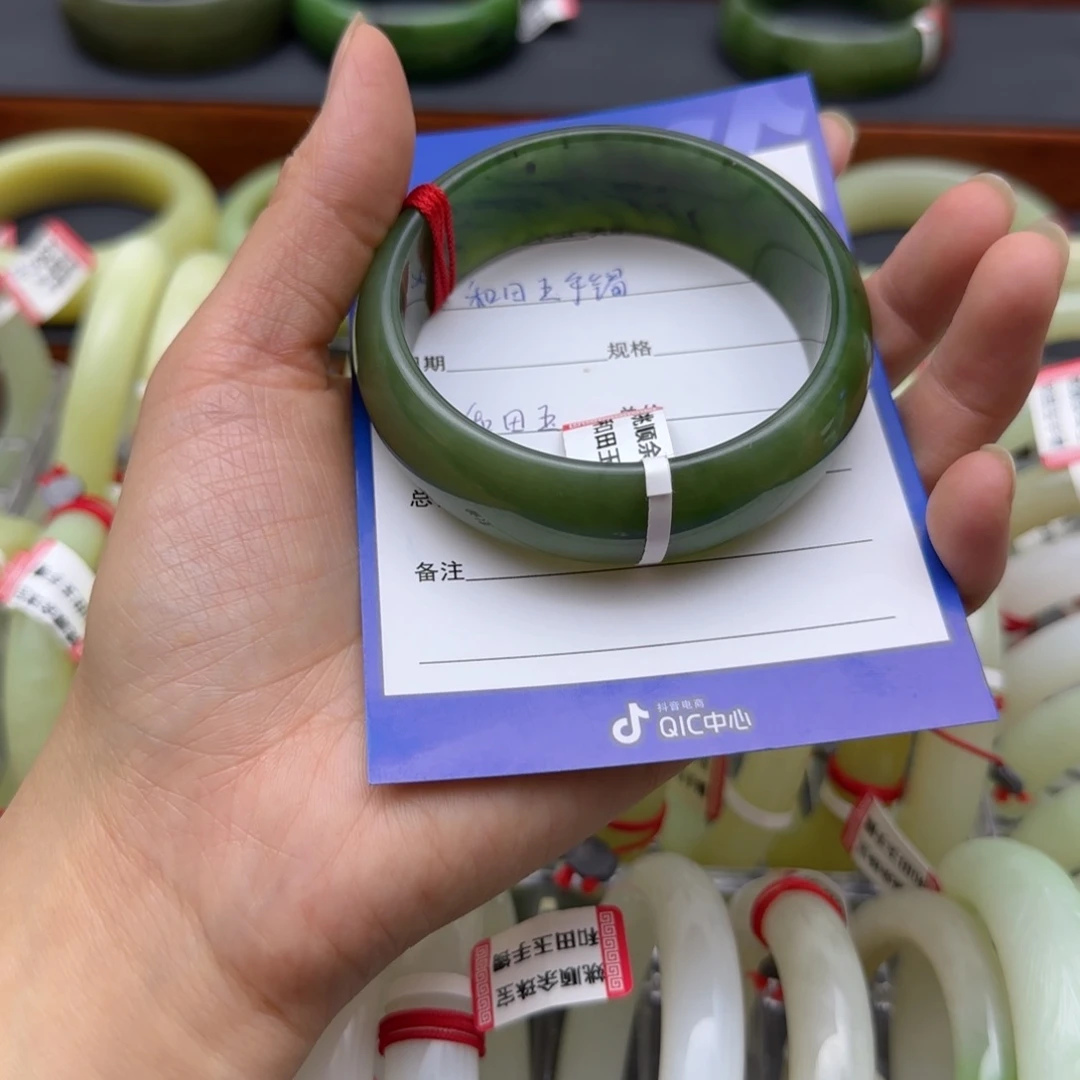 和田玉手镯未镶嵌浩**妹