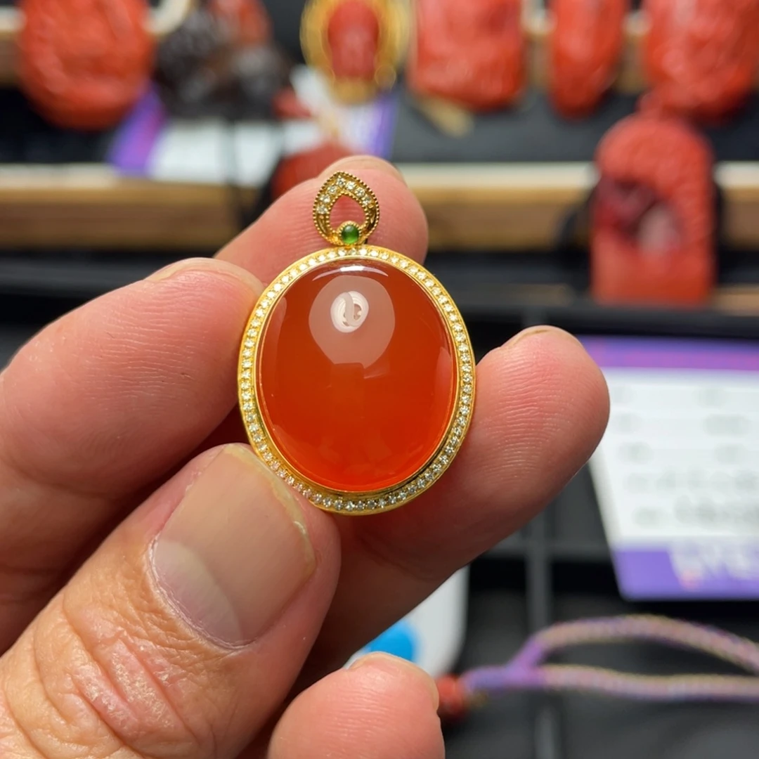 布***狼南红玛瑙18K金镶嵌颈饰