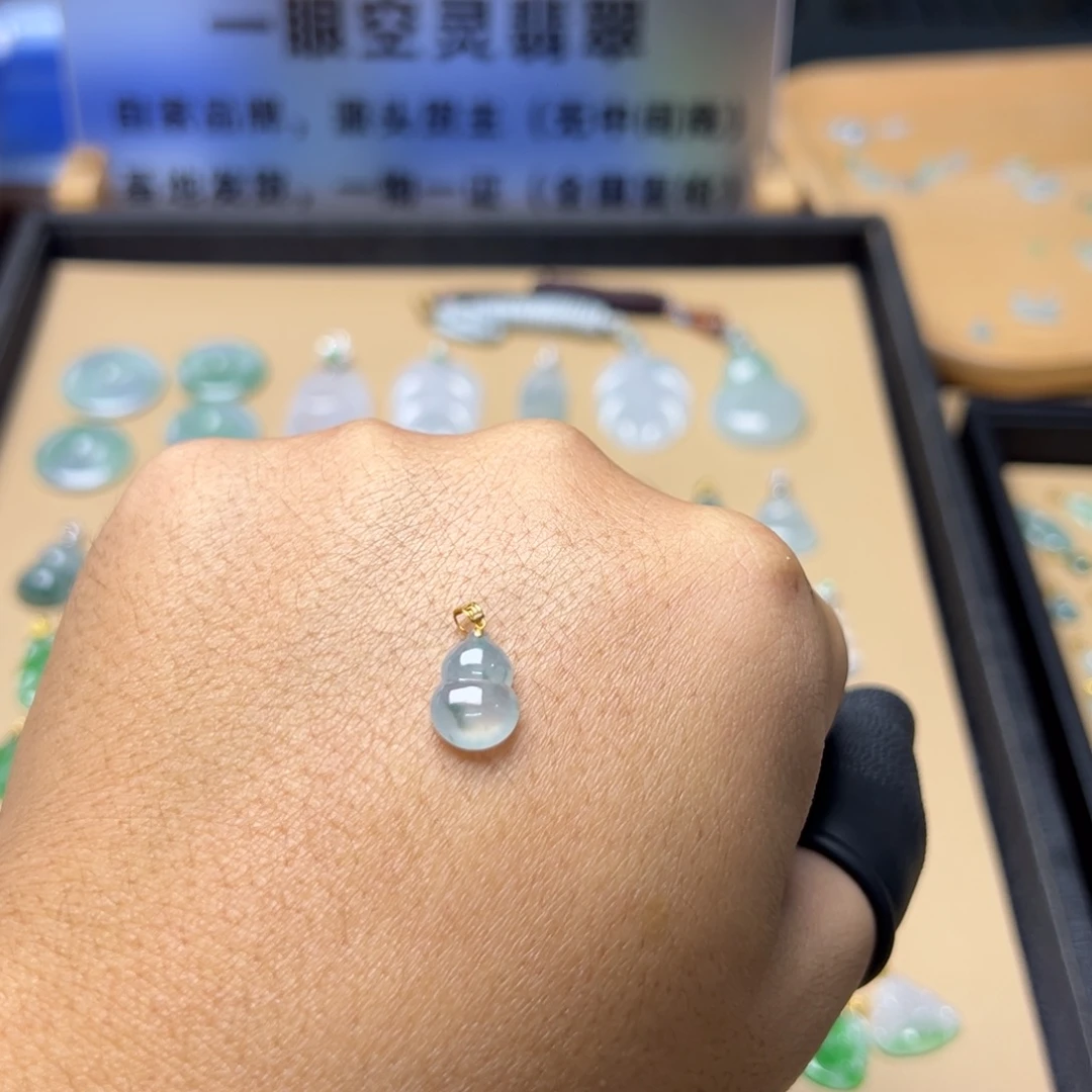 翡翠18K金镶嵌颈饰葫芦