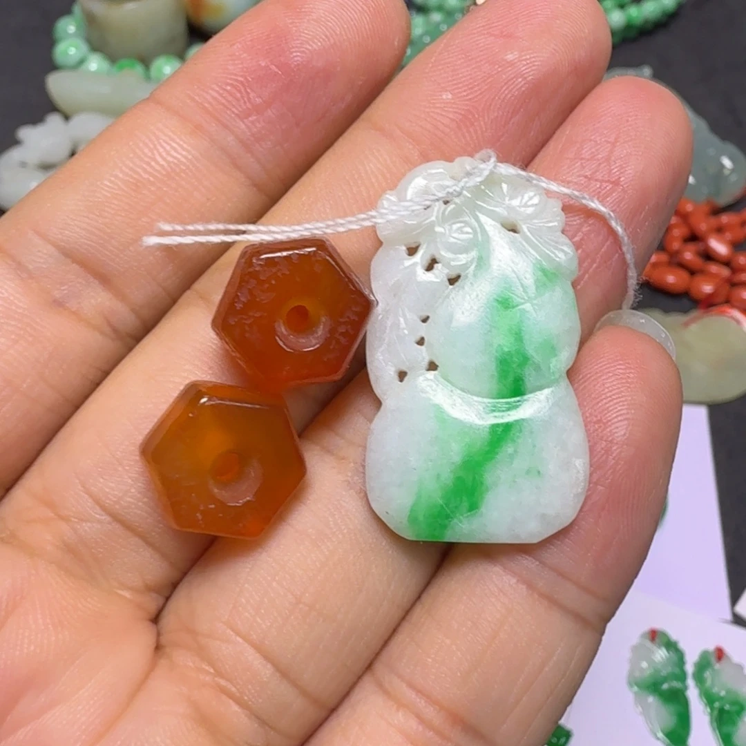 暗***袖翡翠未镶嵌颈饰吊坠