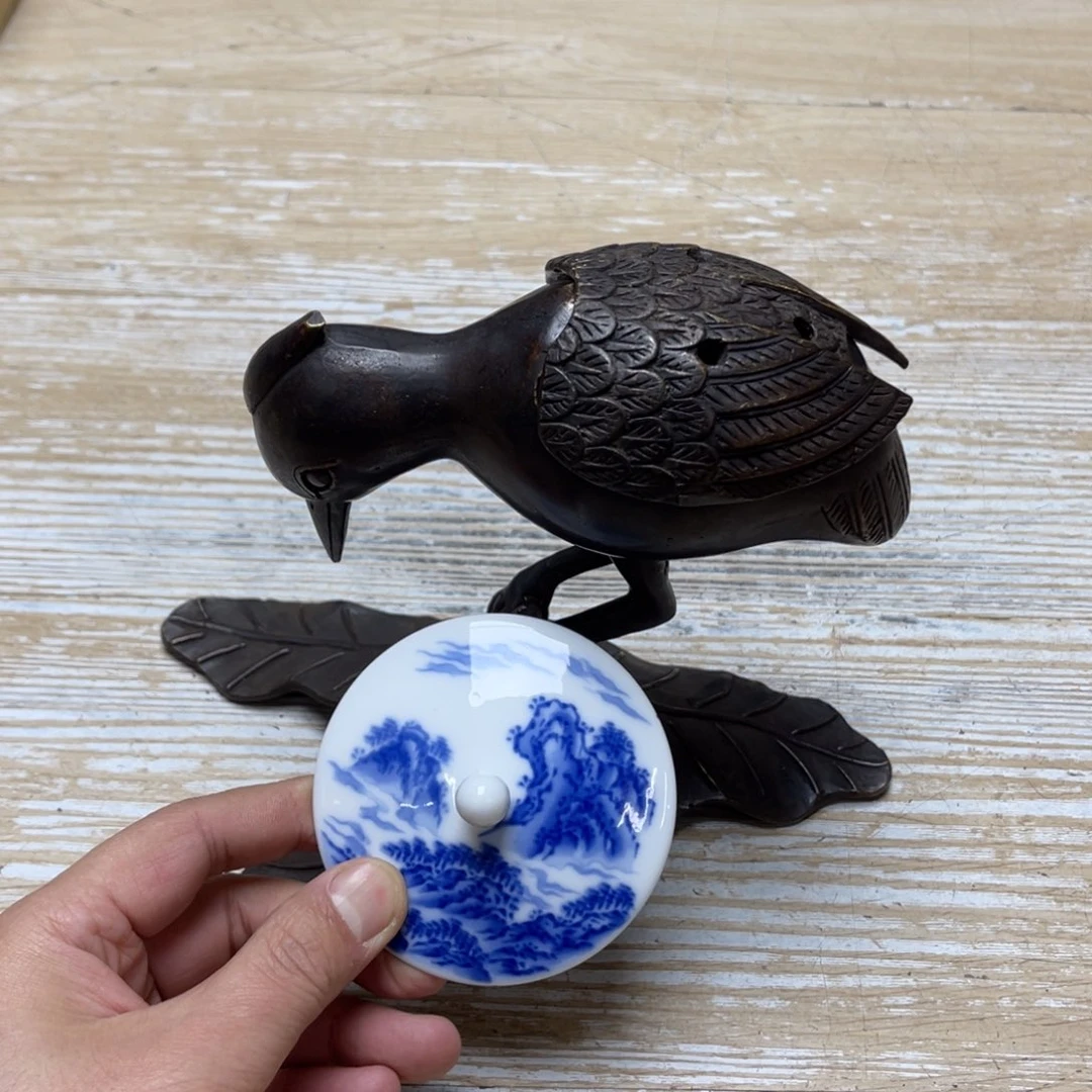 瓷片密密麻麻地排列着一个