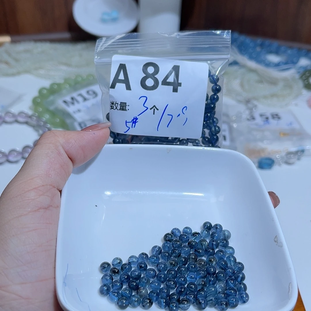 海蓝宝石裸石未镶嵌A84。