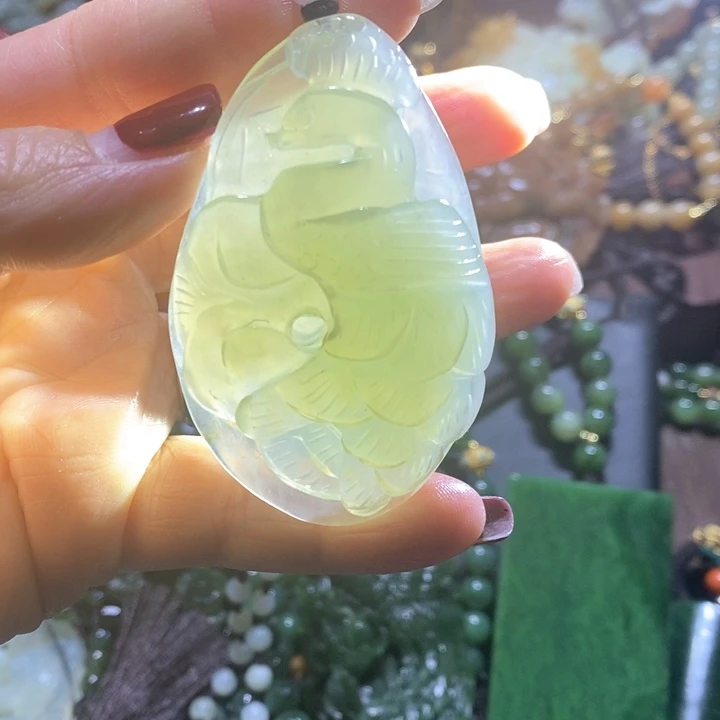 蛇纹石玉颈饰合金