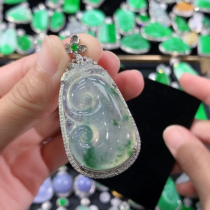 翡翠18K金镶嵌颈饰