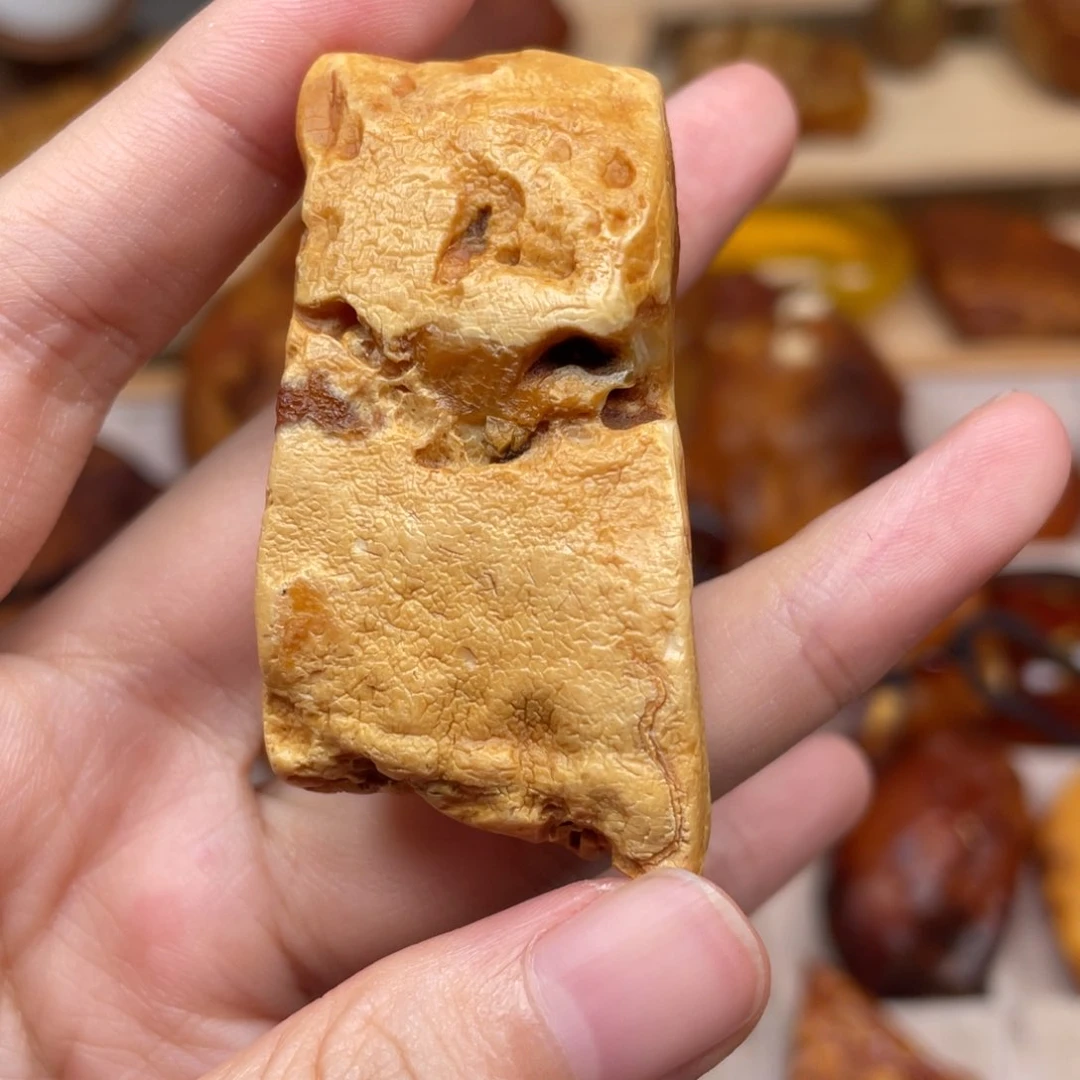 未镶嵌琥珀珠宝奇石