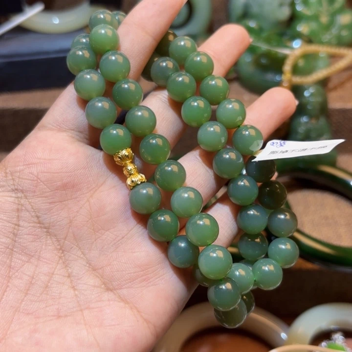 颈饰未镶嵌和田玉（碧玉）