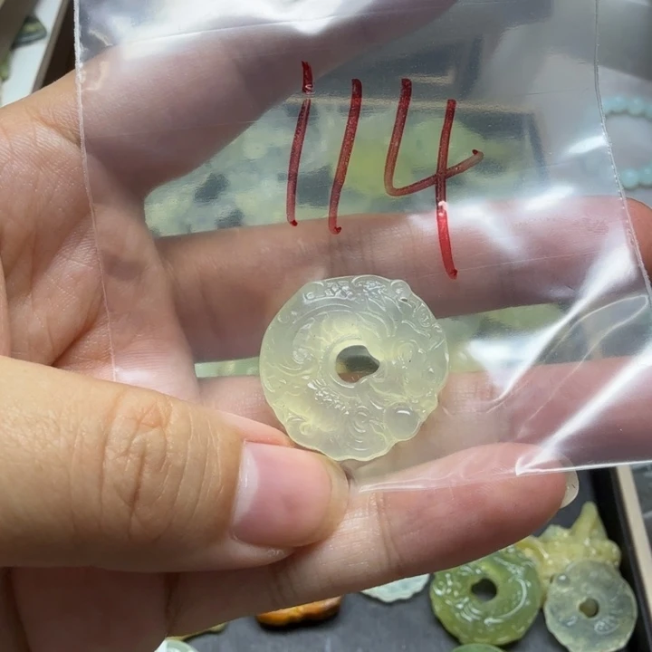 透闪石-蛇纹石玉吊坠未镶嵌