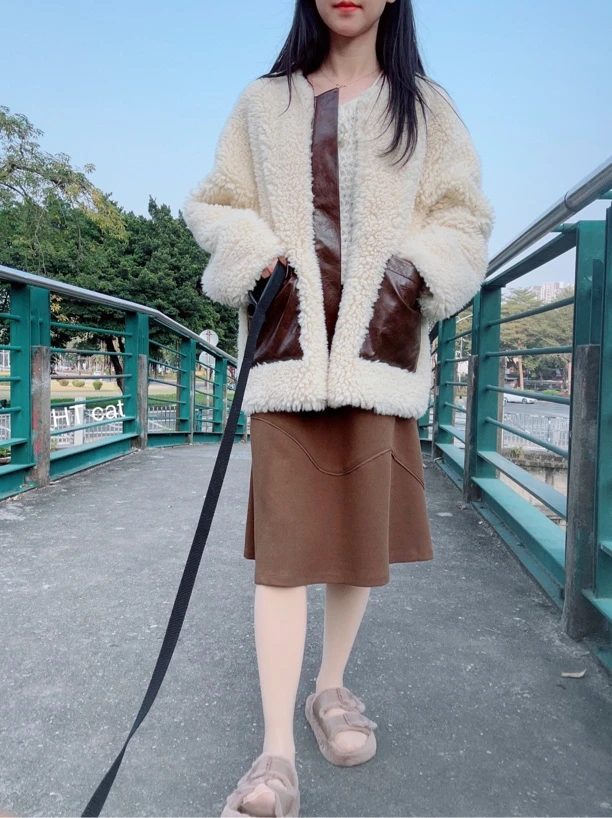 春寒香见 仿羊羔皮毛外套、棕色裙