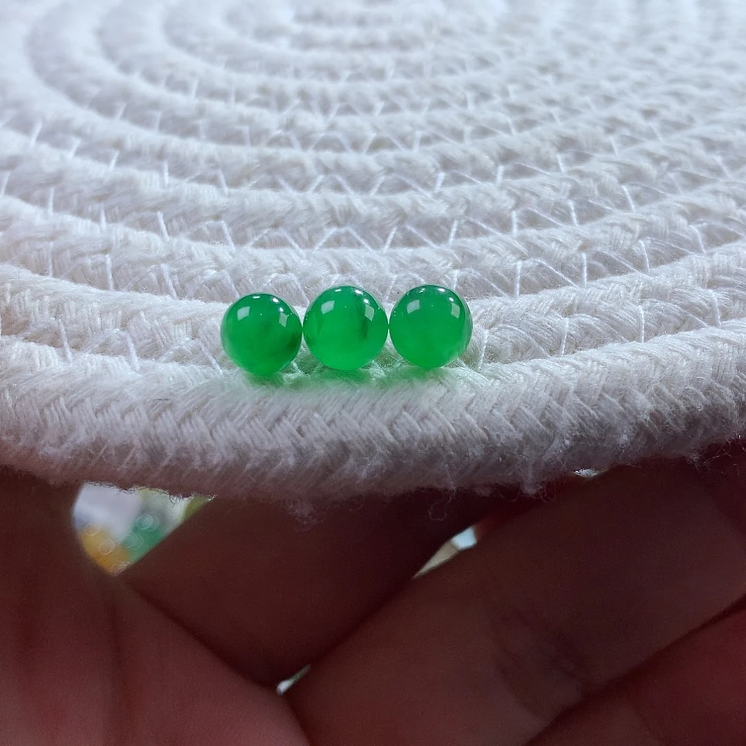 翡翠未镶嵌颈饰翡翠冰胶底冰阳绿卡6.30+随机发一颗