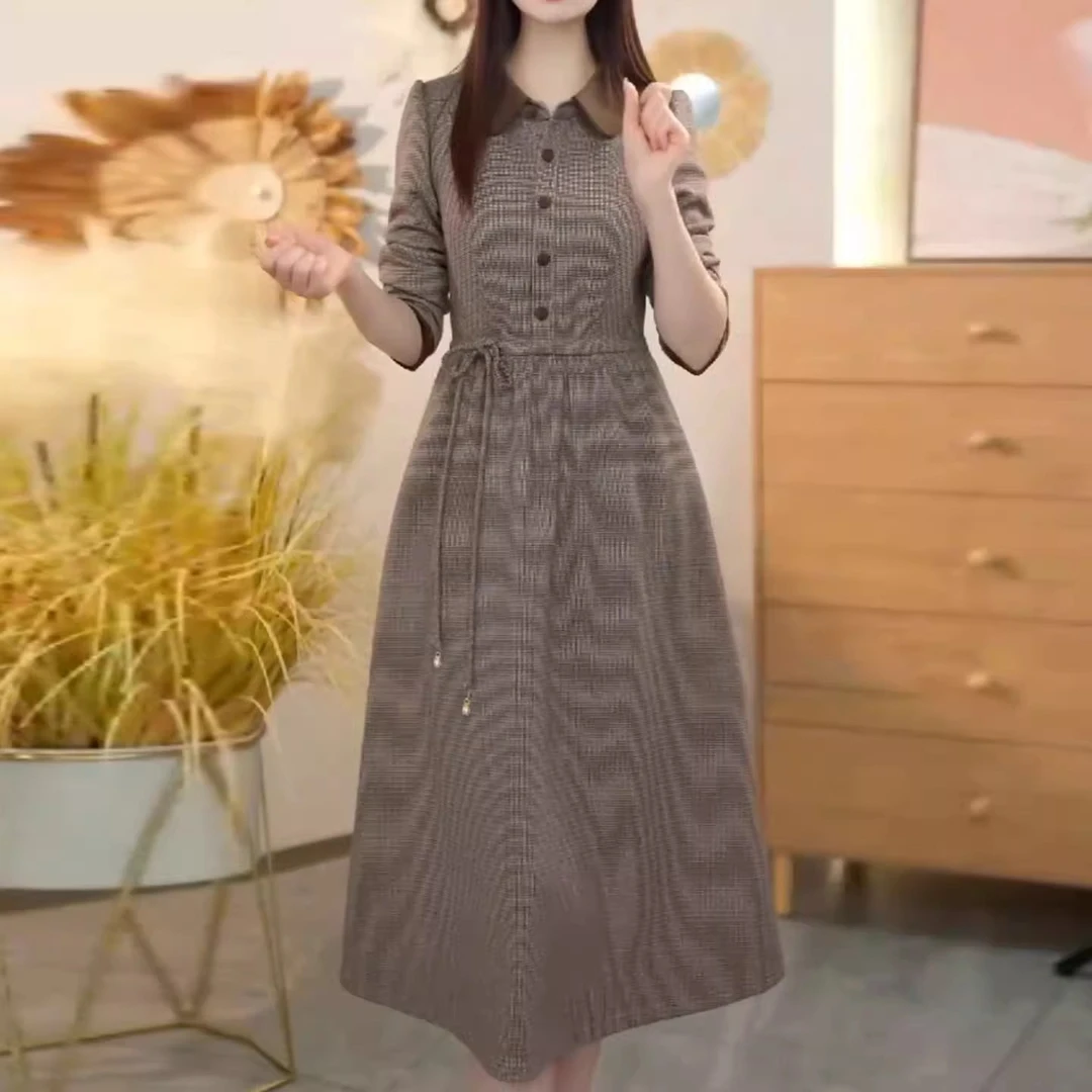漂亮衣橱翻领连衣裙2025秋季新款好看修身妈妈装简约通勤风a字裙