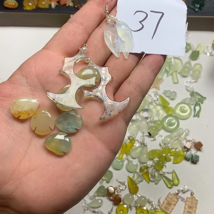 瑶***清合金蛇纹石玉耳钉