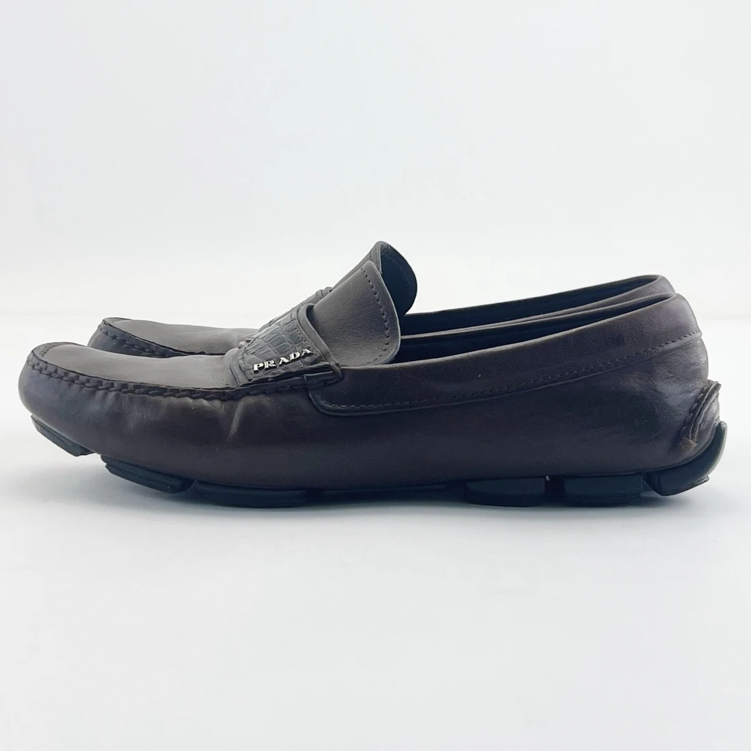 95新 Prada/普拉达 40.5码/皮革金属字母平底一脚蹬/10985003