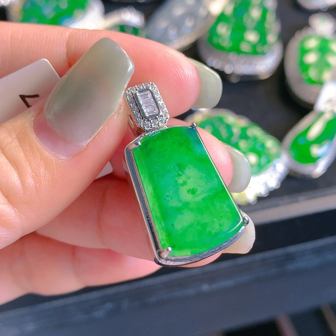 翡翠颈饰未镶嵌翡翠